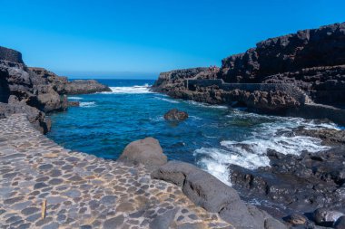 İspanya, Kanarya Adaları 'ndaki El Hierro adasında Charco Manso.