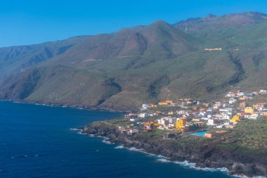 İspanya 'nın Kanarya Adaları' ndaki El Hierro adasının kıyısındaki La Caleta köyünün havadan görünüşü.