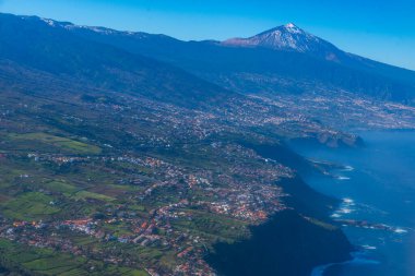 Tenerife 'nin kuzey kıyısına bakan Pico de Teide, Kanarya Adaları, İspanya.