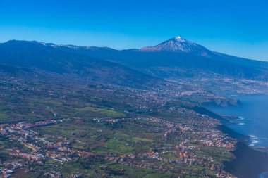 Tenerife 'nin kuzey kıyısına bakan Pico de Teide, Kanarya Adaları, İspanya.