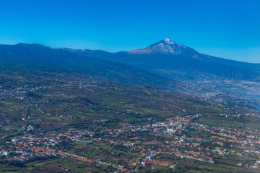 Tenerife 'nin kuzey kıyısına bakan Pico de Teide, Kanarya Adaları, İspanya.