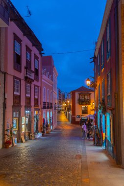 Santa Cruz de la Palma 'nın merkezindeki bir caddenin gece manzarası, Kanarya Adaları, İspanya.