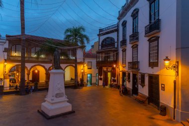 Santa Cruz de la Palma plazasının gece manzarası, Kanarya adaları, İspanya.