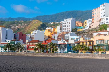Santa Cruz de la Palma 'daki merkez plajın arkasındaki renkli evler, Kanarya Adaları, İspanya.