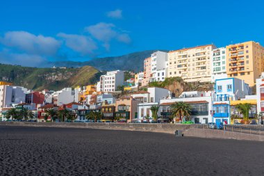 Santa Cruz de la Palma 'daki merkez plajın arkasındaki renkli evler, Kanarya Adaları, İspanya.