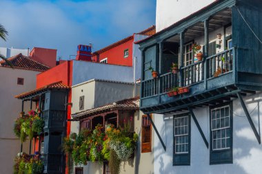 Santa Cruz de la Palma 'da ahşap balkonlu geleneksel evler, Kanarya adaları, İspanya .