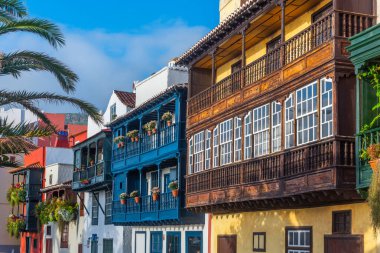 Santa Cruz de la Palma 'da ahşap balkonlu geleneksel evler, Kanarya adaları, İspanya .