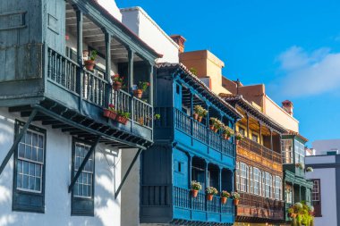 Santa Cruz de la Palma 'da ahşap balkonlu geleneksel evler, Kanarya adaları, İspanya .