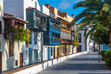 Santa Cruz de la Palma 'da ahşap balkonlu geleneksel evler, Kanarya adaları, İspanya .