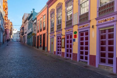 Santa Cruz de la Palma 'nın merkezindeki güzel geleneksel evler, Kanarya Adaları, İspanya.