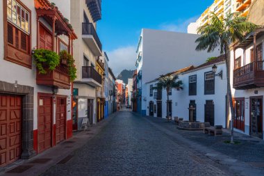 Santa Cruz de la Palma 'nın merkezindeki güzel geleneksel evler, Kanarya Adaları, İspanya.