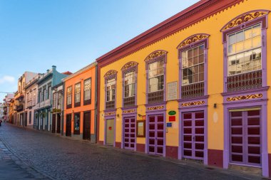 Santa Cruz de la Palma 'nın merkezindeki güzel geleneksel evler, Kanarya Adaları, İspanya.