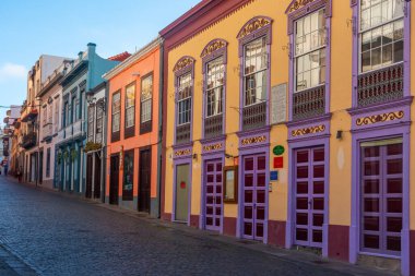 Santa Cruz de la Palma 'nın merkezindeki güzel geleneksel evler, Kanarya Adaları, İspanya.
