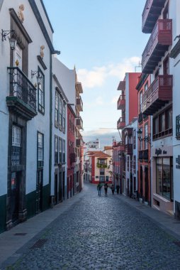 Santa Cruz de la Palma 'nın merkezindeki güzel geleneksel evler, Kanarya Adaları, İspanya.