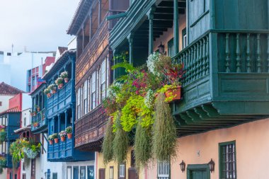 Santa Cruz de la Palma 'da ahşap balkonlu geleneksel evler, Kanarya adaları, İspanya .