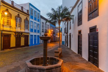 Santa Cruz de la Palma 'nın merkezindeki güzel geleneksel evlerin gündoğumu manzarası, İspanya, Kanarya Adaları.