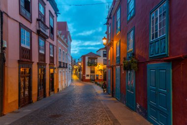 Santa Cruz de la Palma 'nın merkezindeki güzel geleneksel evlerin gündoğumu manzarası, İspanya, Kanarya Adaları.