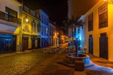 Santa Cruz de la Palma 'nın merkezindeki ana caddedeki güzel geleneksel evlerin gece manzarası, Kanarya Adaları, İspanya.