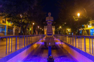 Santa Cruz de la Palma 'nın merkezindeki bir parkta bir çeşme ve sunak gece görüşü, Kanarya Adaları, İspanya .