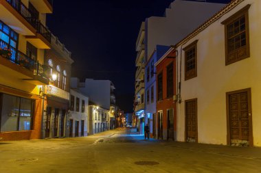 Santa Cruz de la Palma 'nın merkezindeki ana caddedeki güzel geleneksel evlerin gece manzarası, Kanarya Adaları, İspanya.
