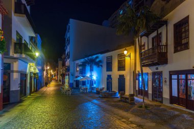 Santa Cruz de la Palma 'nın merkezindeki ana caddedeki güzel geleneksel evlerin gece manzarası, Kanarya Adaları, İspanya.