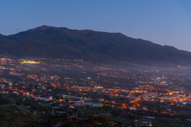 La Palma, Kanarya Adaları, İspanya 'daki Los Llanos kasabasının gece hava görüntüsü .