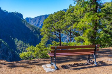 İspanya 'daki La Palma, Kanarya Adaları' ndaki Caldera de Taburiente Milli Parkı 'na bakan bir bank..