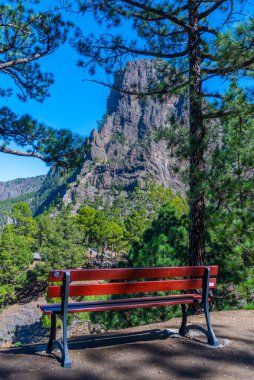 İspanya 'daki La Palma, Kanarya Adaları' ndaki Caldera de Taburiente Milli Parkı 'na bakan bir bank..