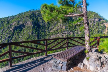 İspanya 'daki La Palma, Kanarya Adaları' ndaki Caldera de Taburiente Milli Parkı 'na bakan bir bank..