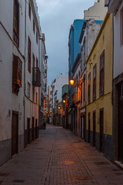 Santa Cruz de la Palma 'nın merkezindeki bir caddenin gece manzarası, Kanarya Adaları, İspanya.
