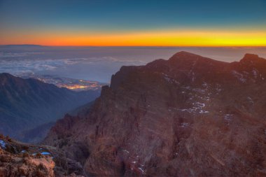İspanya, Kanarya Adaları, Roque de los Muchachos 'dan La Palma' daki Caldera de Taburiente Milli Parkı 'nın gün batımı manzarası.
