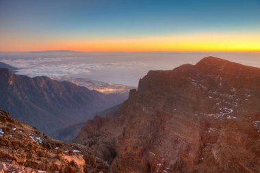 İspanya, Kanarya Adaları, Roque de los Muchachos 'dan La Palma' daki Caldera de Taburiente Milli Parkı 'nın gün batımı manzarası.