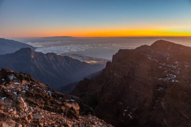 İspanya, Kanarya Adaları, Roque de los Muchachos 'dan La Palma' daki Caldera de Taburiente Milli Parkı 'nın gün batımı manzarası.