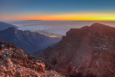 İspanya, Kanarya Adaları, Roque de los Muchachos 'dan La Palma' daki Caldera de Taburiente Milli Parkı 'nın gün batımı manzarası.