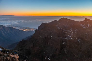 İspanya, Kanarya Adaları, Roque de los Muchachos 'dan La Palma' daki Caldera de Taburiente Milli Parkı 'nın gün batımı manzarası.