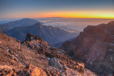 İspanya, Kanarya Adaları, Roque de los Muchachos 'dan La Palma' daki Caldera de Taburiente Milli Parkı 'nın gün batımı manzarası.