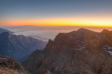 İspanya, Kanarya Adaları, Roque de los Muchachos 'dan La Palma' daki Caldera de Taburiente Milli Parkı 'nın gün batımı manzarası.