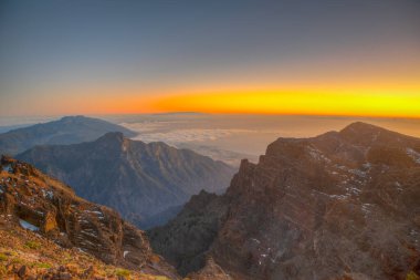 İspanya, Kanarya Adaları, Roque de los Muchachos 'dan La Palma' daki Caldera de Taburiente Milli Parkı 'nın gün batımı manzarası.
