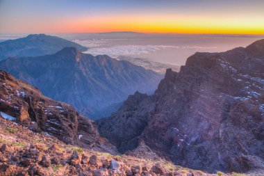 İspanya, Kanarya Adaları, Roque de los Muchachos 'dan La Palma' daki Caldera de Taburiente Milli Parkı 'nın gün batımı manzarası.