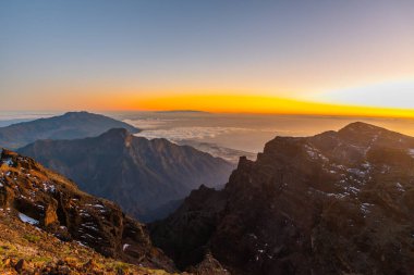 İspanya, Kanarya Adaları, Roque de los Muchachos 'dan La Palma' daki Caldera de Taburiente Milli Parkı 'nın gün batımı manzarası.