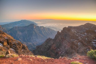 İspanya, Kanarya Adaları, Roque de los Muchachos 'dan La Palma' daki Caldera de Taburiente Milli Parkı 'nın gün batımı manzarası.