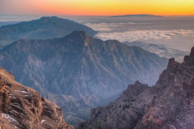 İspanya, Kanarya Adaları, Roque de los Muchachos 'dan La Palma' daki Caldera de Taburiente Milli Parkı 'nın gün batımı manzarası.