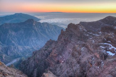 İspanya, Kanarya Adaları, Roque de los Muchachos 'dan La Palma' daki Caldera de Taburiente Milli Parkı 'nın gün batımı manzarası.