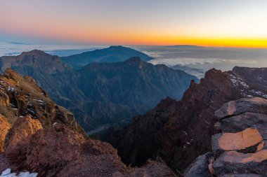İspanya, Kanarya Adaları, Roque de los Muchachos 'dan La Palma' daki Caldera de Taburiente Milli Parkı 'nın gün batımı manzarası.