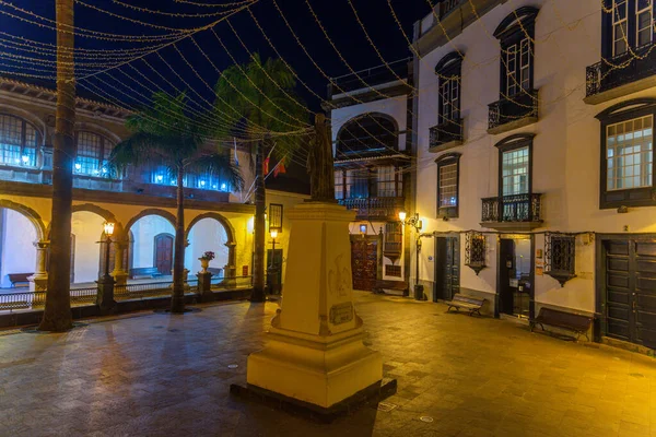 Santa Cruz de la Palma plazasının gece manzarası, Kanarya adaları, İspanya.