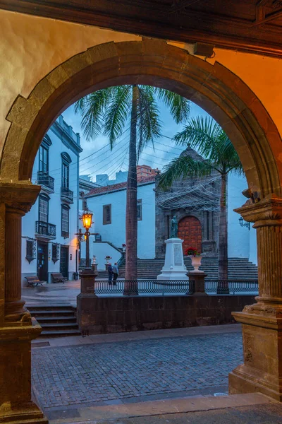 西班牙加那利群岛Santa Cruz Palma市政厅拱廊的Espana广场夜景 — 图库照片