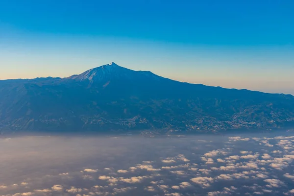 Pico Teide俯瞰西班牙加那利群岛Tenerife北部海岸 图库照片