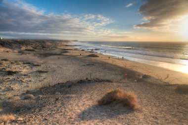İspanya, Fuerteventura 'daki El Cotillo köyünden uzanan sahil şeridi..