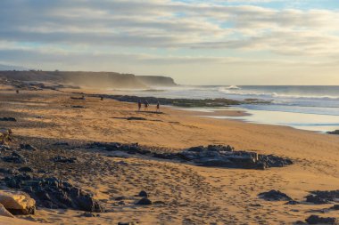 İspanya, Fuerteventura 'daki El Cotillo köyünden uzanan sahil şeridi..