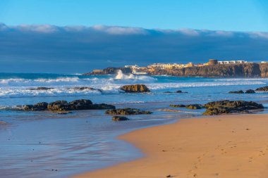 İspanya, Fuerteventura 'daki El Cotillo köyünden uzanan sahil şeridi..